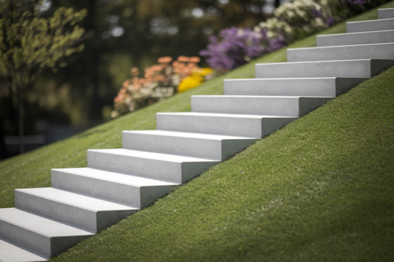 escalier-beton-moderne-jardin-verdoyant