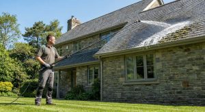 Entretien extérieur : comment nettoyer sa toiture sans monter sur le toit ?