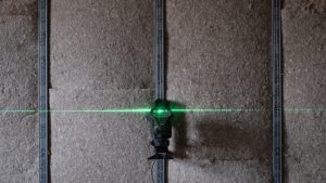 Comment choisir son niveau laser de chantier ? Le guide complet pour bien s’équiper